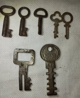 Staré dveřní Zámky, visací zámky a klíče - 9