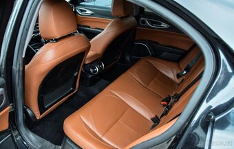 Alfa Romeo Giulia 2.0 Turbo 16V AT8-Q4 Estrema - 9