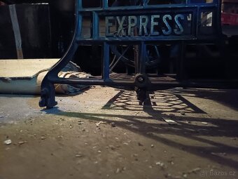 Šicí stroj Bobbin se starožitnou výbavou - 9