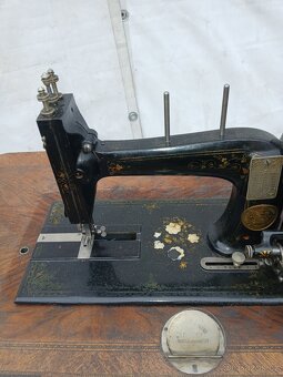 Šicí stroj stary - 9