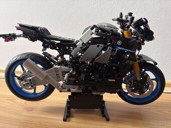 LEGO motorka Yamaha MT10-SP - 9
