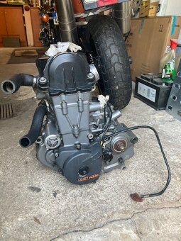 KTM 690 SM r.v. 2007 + náhradní motor - 9