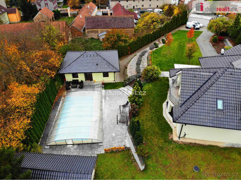 Dvougenerační dům 6+kk, 323 m2, pozemek 1868 m2, bazén, dům - 9
