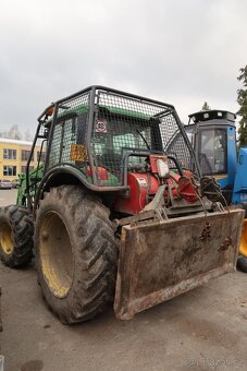 Traktor John Deere s lesnickou nástavbou - 9