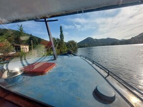 KAJUTOVÁ MOTOROVÁ LOĎ CRUISER VČETNĚ KOTVIŠTĚ V SEBUZÍNĚ. - 9