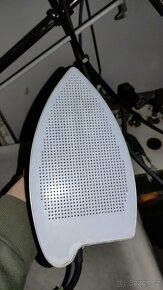 2x průmyslový žehlící stůl MACPI + žehličky + parní vyvíječ - 9