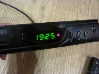 TV SHARP LC-40LE705E + set top box EVOLVE OMEGA T2 - 9