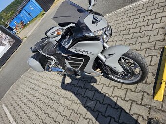 Honda 1200 VFR - 9