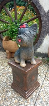 Zahradní dekorace-Soška jorkšír s červenou mašlí - 9