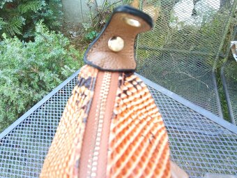 HNĚDÁ KOŽENÁ KABELKA S MOTIVEM HADA - 9