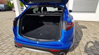Stelvio Q4, pohon 4x4, panorama, 206 kW, krásný stav - 9