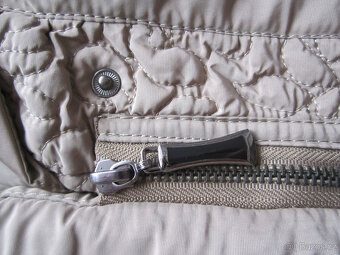 Zimní béžový kabát, zdobený, M/L, výborný stav - 9