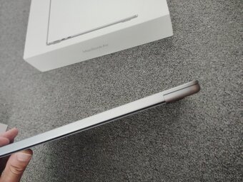 MacBook Air 13 palců M2 8 GB RAM 256 ssd 170 cyklů - 9