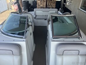 Laminátová sportovní loď SeaRay 240 Sundeck - 9