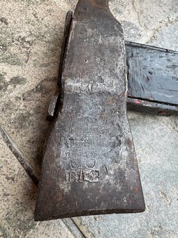 Stará hasičská sekera značená - 9