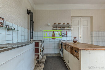 Vesnická usedlost-rodinný dům s hospodářskými stavbami v Ho - 9