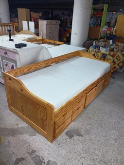 Prodám krásnou postel z masivu 90 x 200 cm se šuplíky - 9