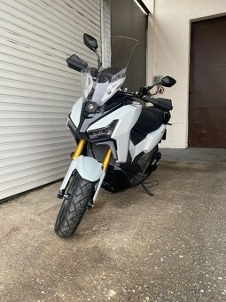 SYM - ADX TG 400 - BÍLÁ - PŘEDVÁDĚCÍ SKÚTR - 9