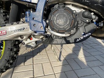 Prodám Husqvarna TE 300 TBI, model 2024, vynikající stav - 9