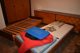 Nábytek z pozůstalosti - skříně, peřináky, postele... - 9