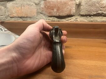 Historický revolver bulldog - 9
