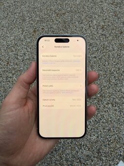 IPhone 15 - baterie 100% - 9