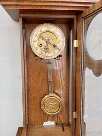 Dřevěné zdobené půlové mechanické nástěnné hodiny - 9