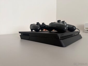 PlayStation 4 + 2 ovladače + 1 hra + kabeláž - 9
