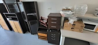 Šatní skříň, nízká skříňka, kontejnery, prosklené skříňky aj - 9