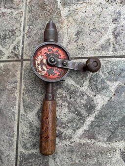 Starý samosvorný klíč - hasák a starou ruční vrtačku - 9