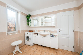 Dům s atmosférou, velkým pozemkem, garáží a terasou - 9