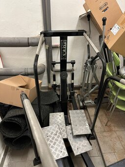 Vybavení fitness centra - posilovací stroje - 9