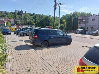 Popůvky, venkovní parkovací stání pro osobní automobil - par - 9