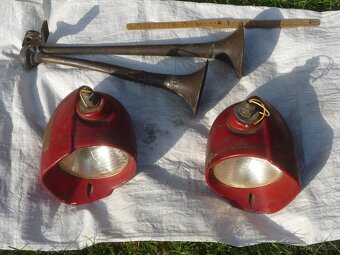 prodám stará světla na auta, zemědělské stoje. Různé druhy.. - 9