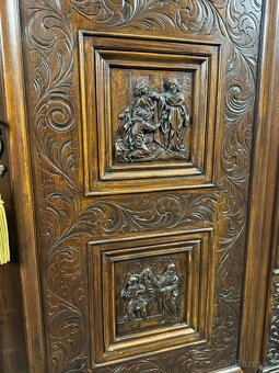 Starožitná vyřezávaná skříň (135030) - 9