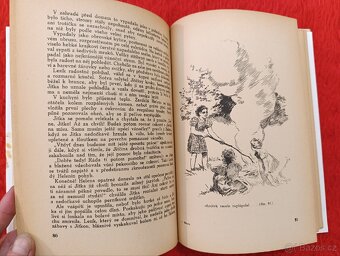 PRVNÍ LAVICE CHLOUBA PANÍ UČITELKY - 9