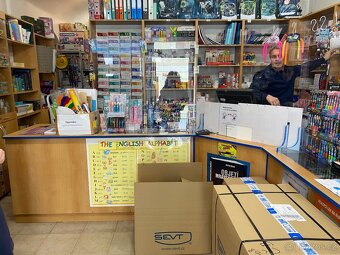 Nábytek , pult a regály z obchodu - 9