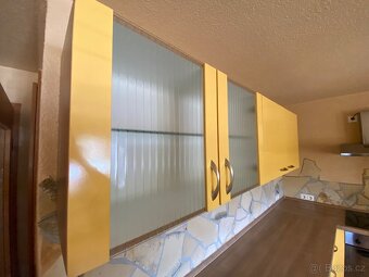 Moderní kuchyňská linka se spotřebiči - 9