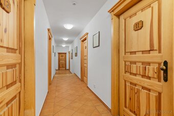 Prodej zavedeného penzionu s restaurací a velkým bytem - 9