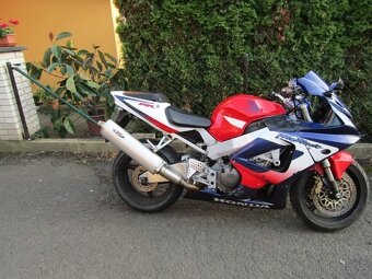 Honda CBR 900RR SC44 - 9