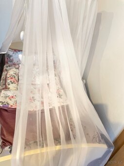 Dětská postýlka s matraci, přebalovací pult a nebesa - 9