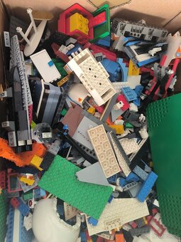 Lego + duplo mix v 10 krabicích od banánu cca 70 kg - 9