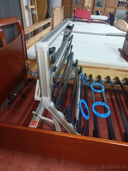 Prodám krásnou bytelnou postel 100 x 200 cm s nočním stolkem - 9