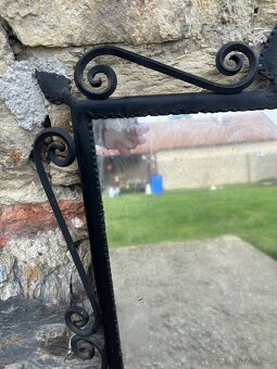 Staré zrcadlo v kovaném rámu. - 9