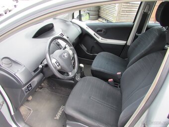 Toyota Yaris 1.3i 64kW, serviska, nová STK, ALU kola - 9