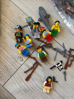 LEGO IDEAS PIRÁTI 21322 Zátoka pirátů z lodě Barakuda - 9