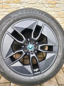 BMW iX zimní 20 Styling 1002 Goodyear 235 60 DOT2922 8mm - 9