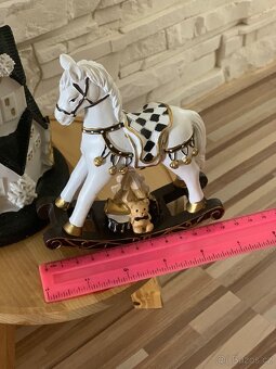 Vánoční dekorace a houpací kůň - 9