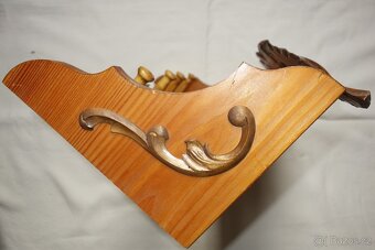 Vyřezávaná skříňka, vyřezávané poličky, podstavce na květiny - 9