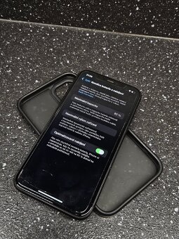 iPhone 11. 128 GB Černý 82% baterie - 9